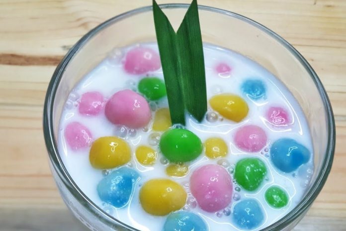 Segarnya Kolak Biji Salak Pelangi untuk Berbuka Puasa